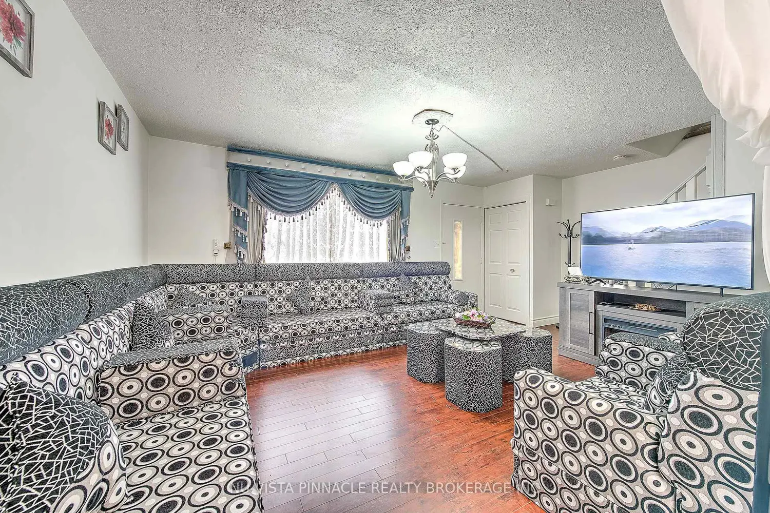 34 Rosamond Crescent photo 3