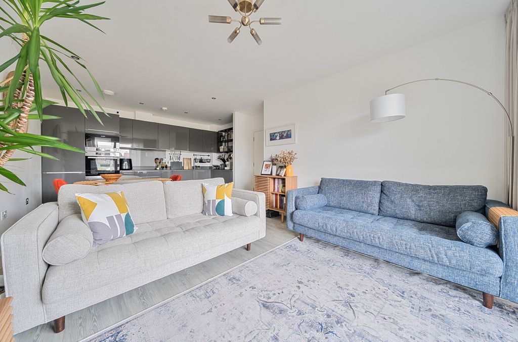 3 bed flat for saleKnightly Avenue, Cambridge CB2 photo 2