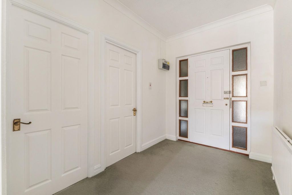 Additional image 5 of 2 bed flat for saleThe Close, Salisbury SP1