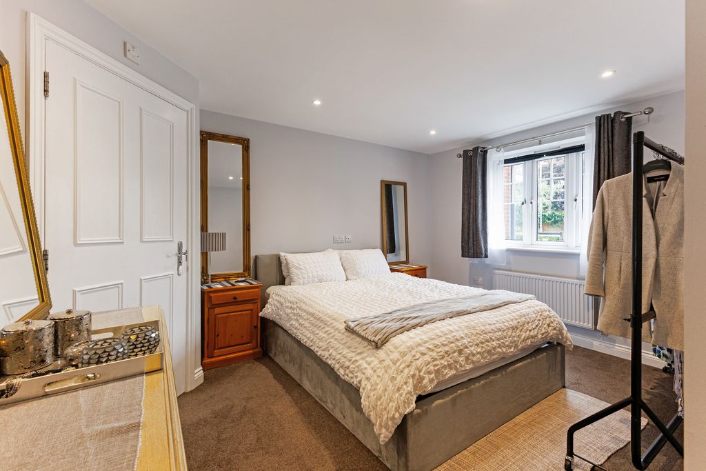 Additional image 8 of 2 bed flat for saleMeadowview, Hungerford RG17