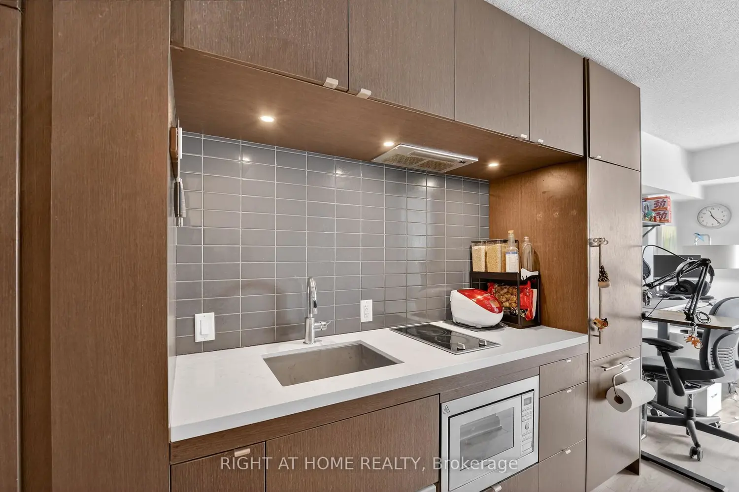 Additional image 12 of 155 Yorkville Avenue 2512
