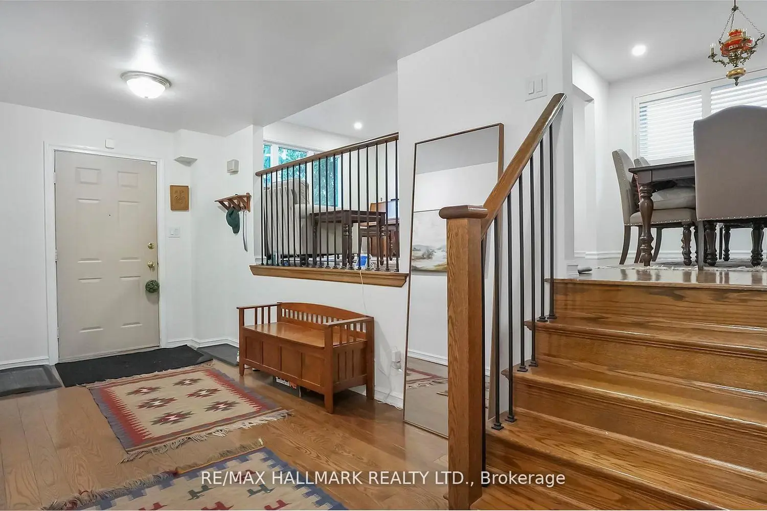 22 Avondale Crescent, Aurora photo 2
