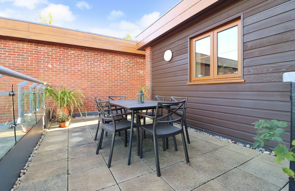 Additional image 21 of 3 bed flat for saleBotley Road, West End SO30