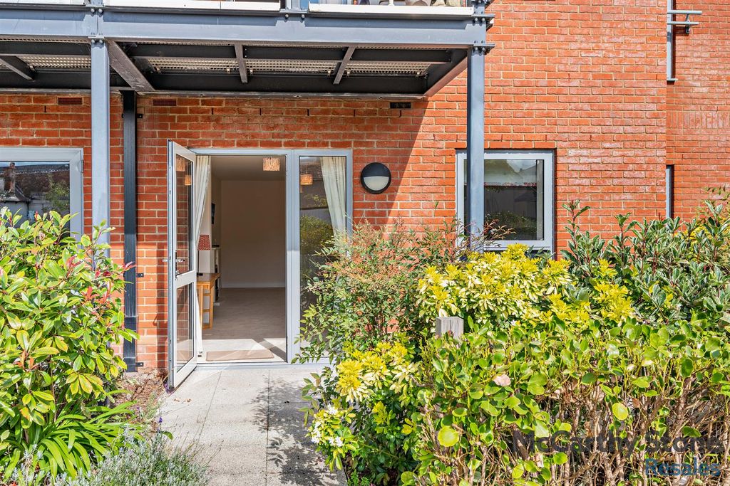 2 bed flat for saleMonument Place, Endless Street, Salisbury SP1
