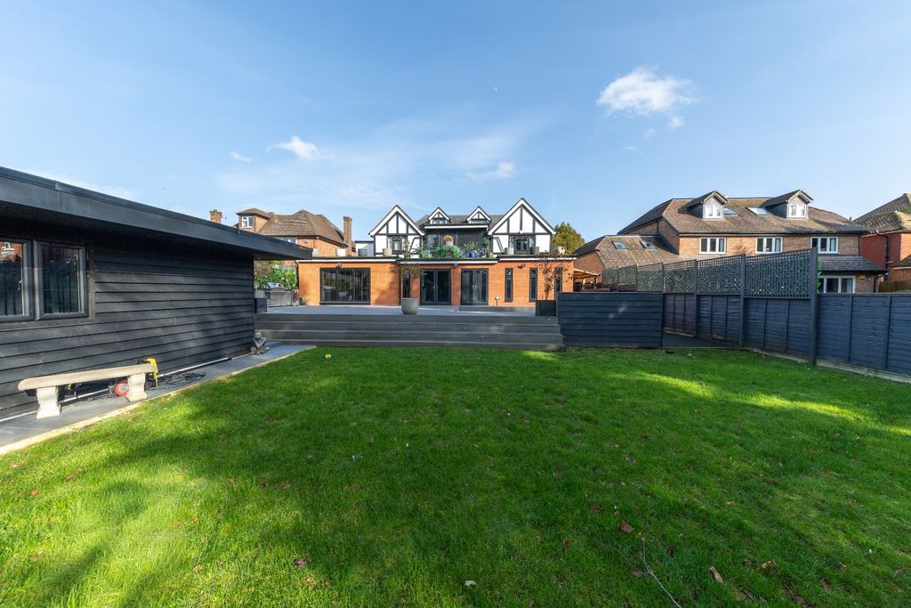 5 bed detached house for saleOld Bedford Road, Luton, Bedfordshire LU2