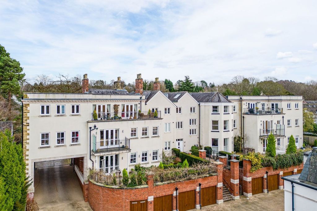 3 bed flat for saleScott Road, Prestbury, Macclesfield SK10