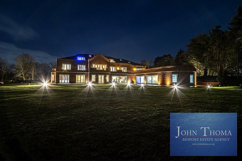 8 bed detached house for saleRoding Lane, Chigwell IG7 photo 2