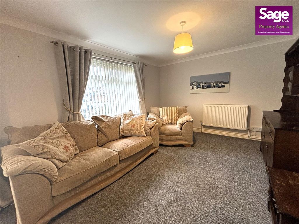 2 bed flat for saleCaernarvon Crescent, Llanyravon NP44 photo 5