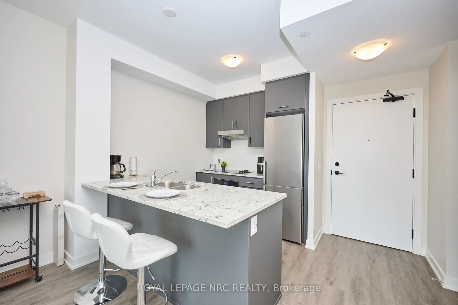 600 North Service Road 221, Hamilton