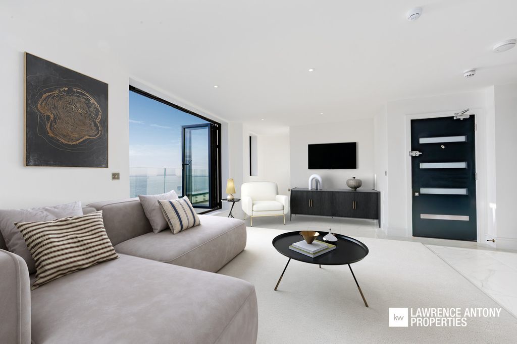 Additional image 7 of 2 bed penthouse for saleGrand Parade, Leigh-On-Sea SS9