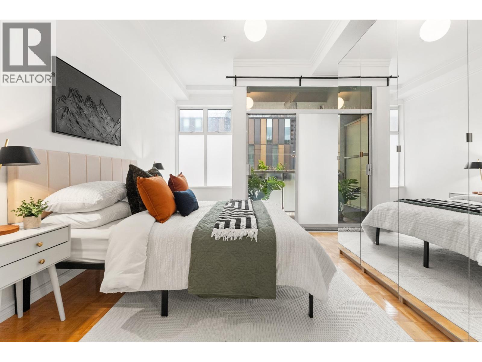 B5 238 E 10TH AVENUE