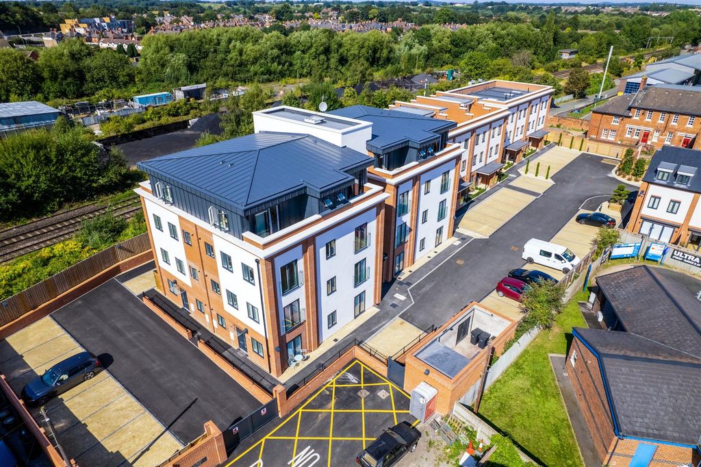2 bed flat for salePenthouse, Albury Place, Shrewsbury SY1