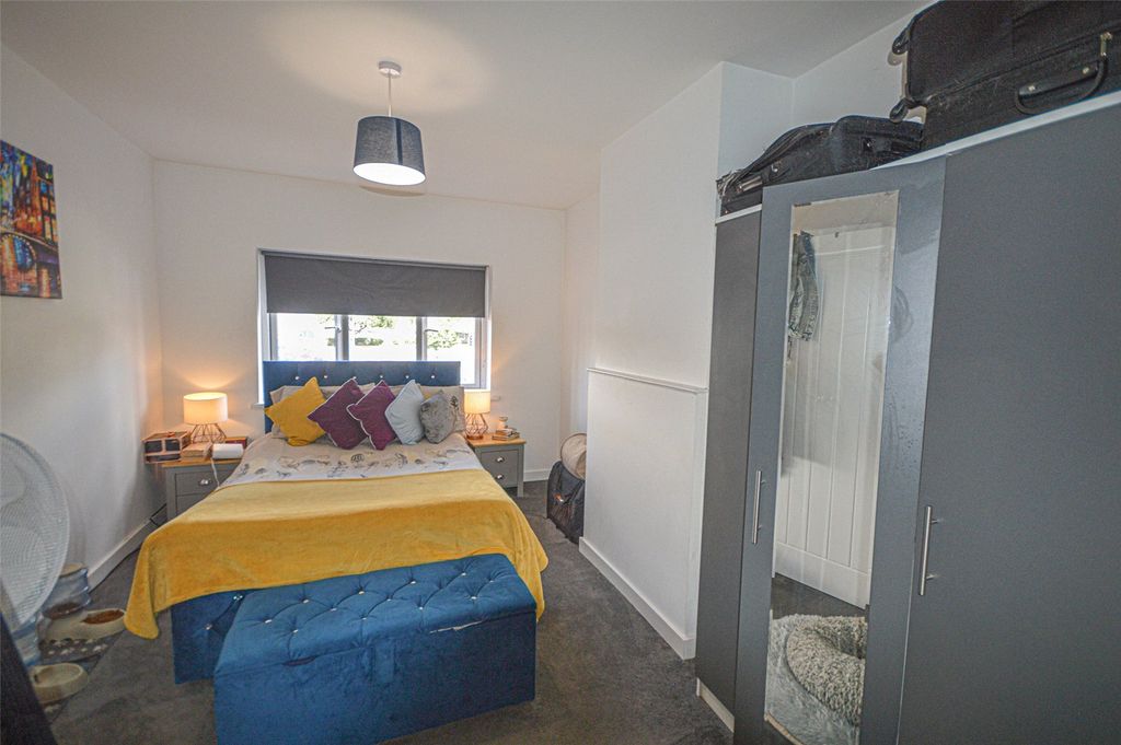 1 bed flat for saleCricklade Road, Swindon SN2 photo 2
