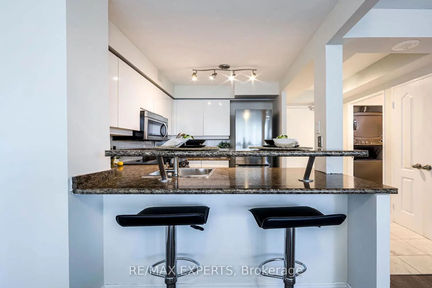 Additional image 8 of 942 Yonge Street 1006