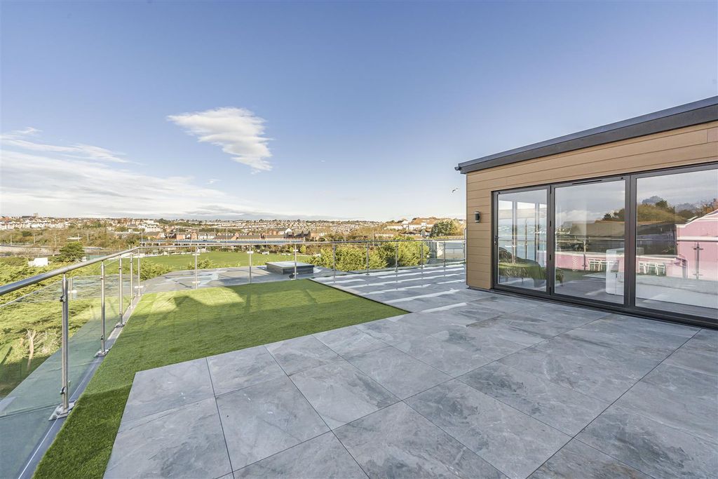 3 bed flat for salePenthouse Apartment Six, Elysium, The Old Harbour CF62 photo 4