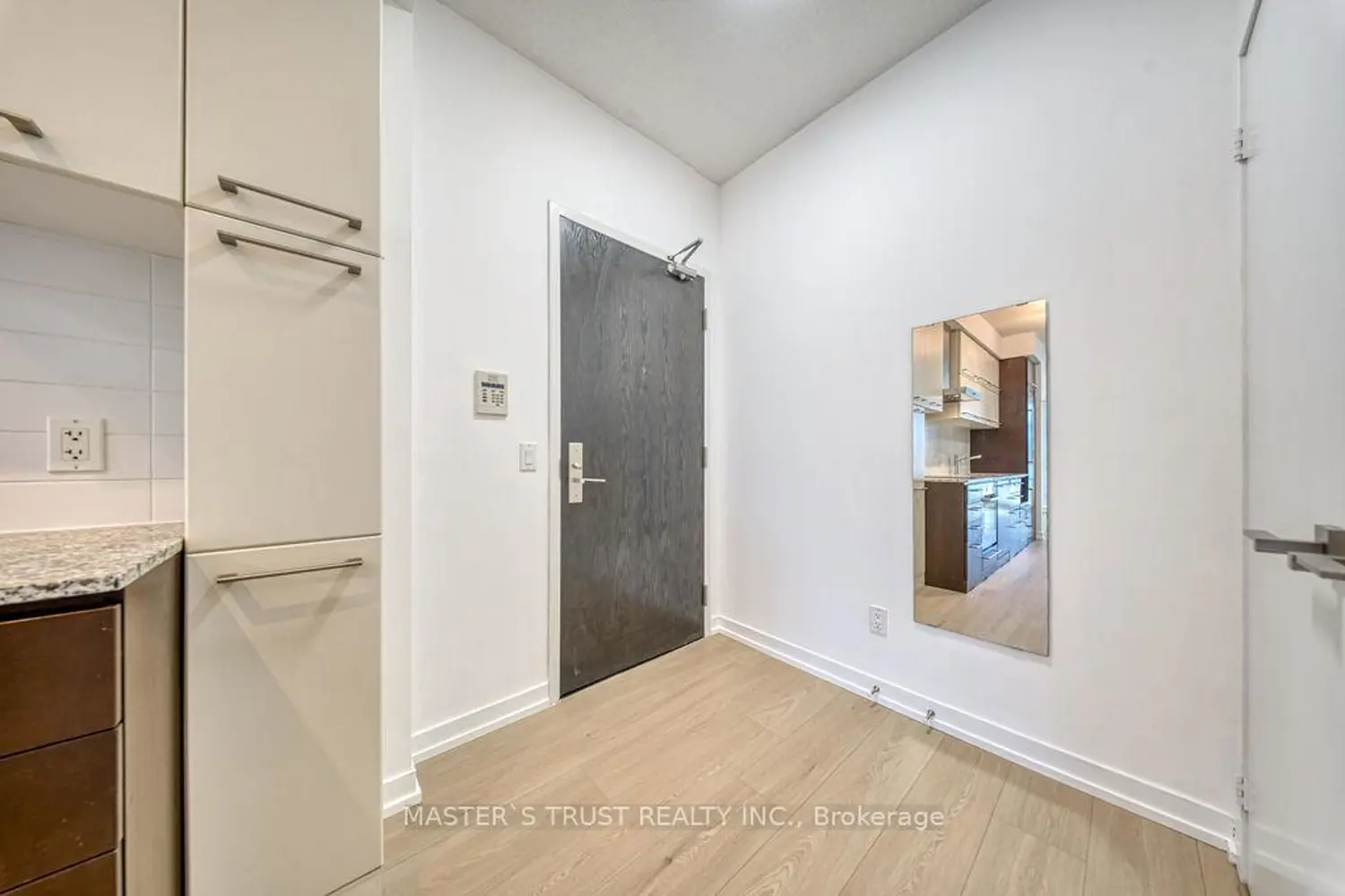 Additional image 3 of 770 Bay Street 1002