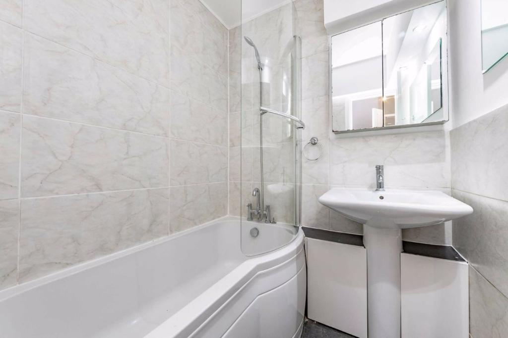 Additional image 11 of 3 Bed Maisonette, Thomas Baines Road, SW11, N1 7GU