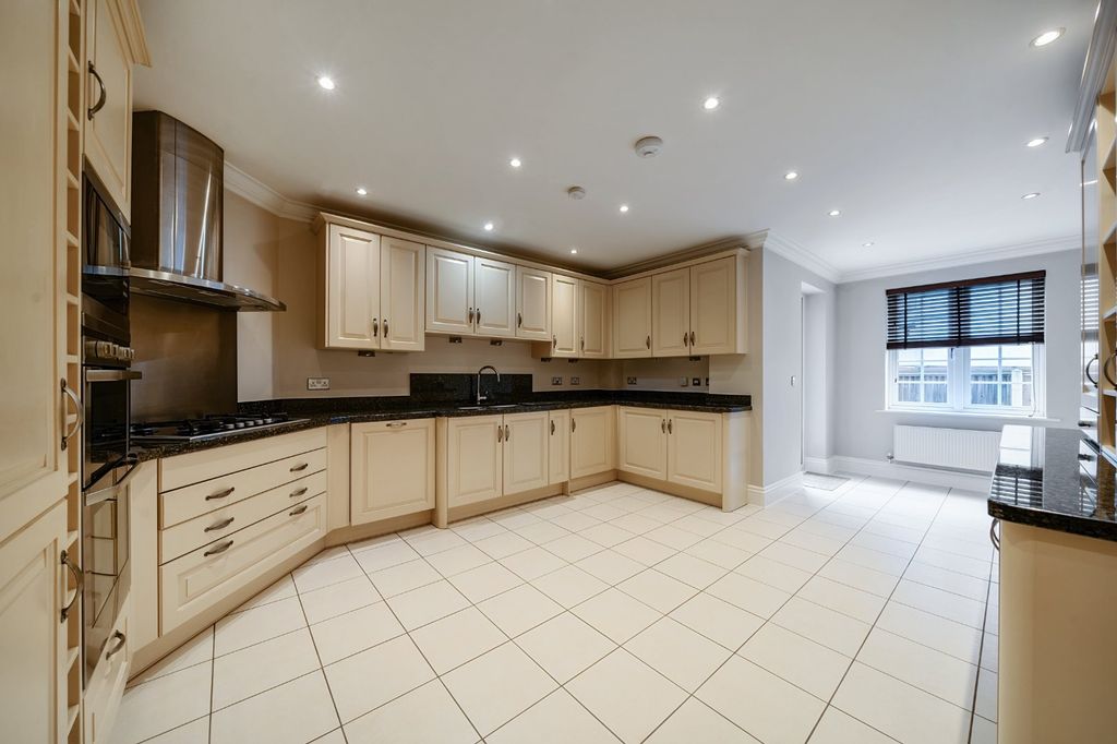 Additional image 5 of 2 bed flat for saleWarwick Road, Solihull, West Midlands B91