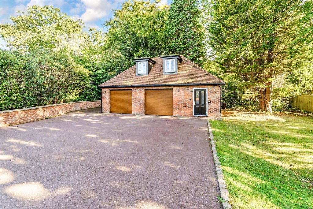 Additional image 29 of 3 bed flat for saleWoodland Way, Kingswood KT20