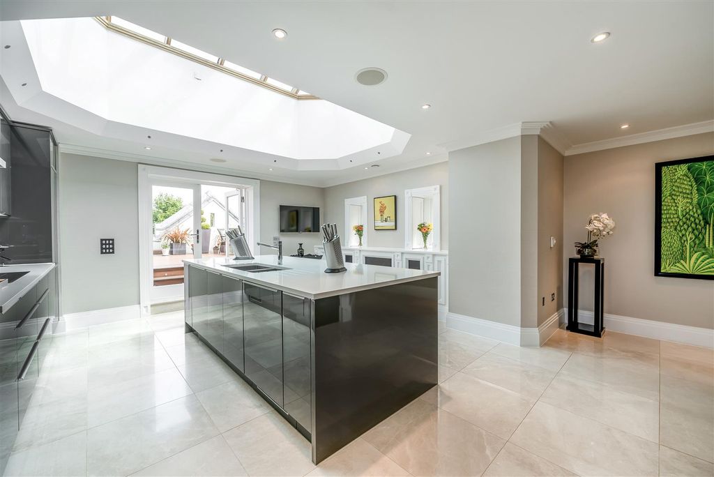 Additional image 3 of 3 bed flat for saleWoodland Way, Kingswood KT20