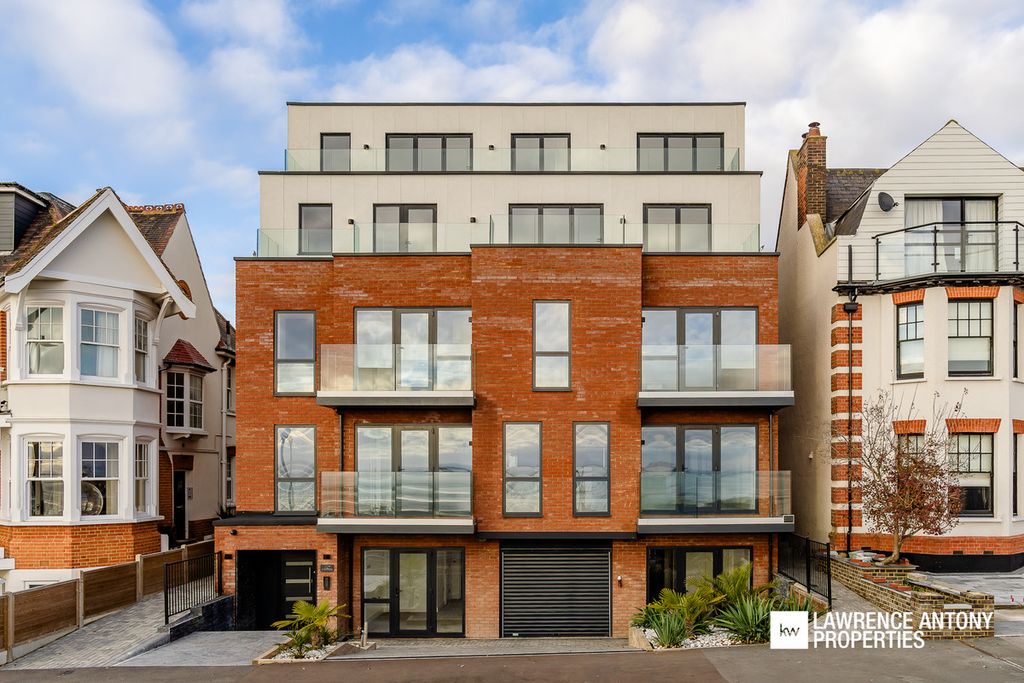 Additional image 22 of 2 bed penthouse for saleGrand Parade, Leigh-On-Sea SS9