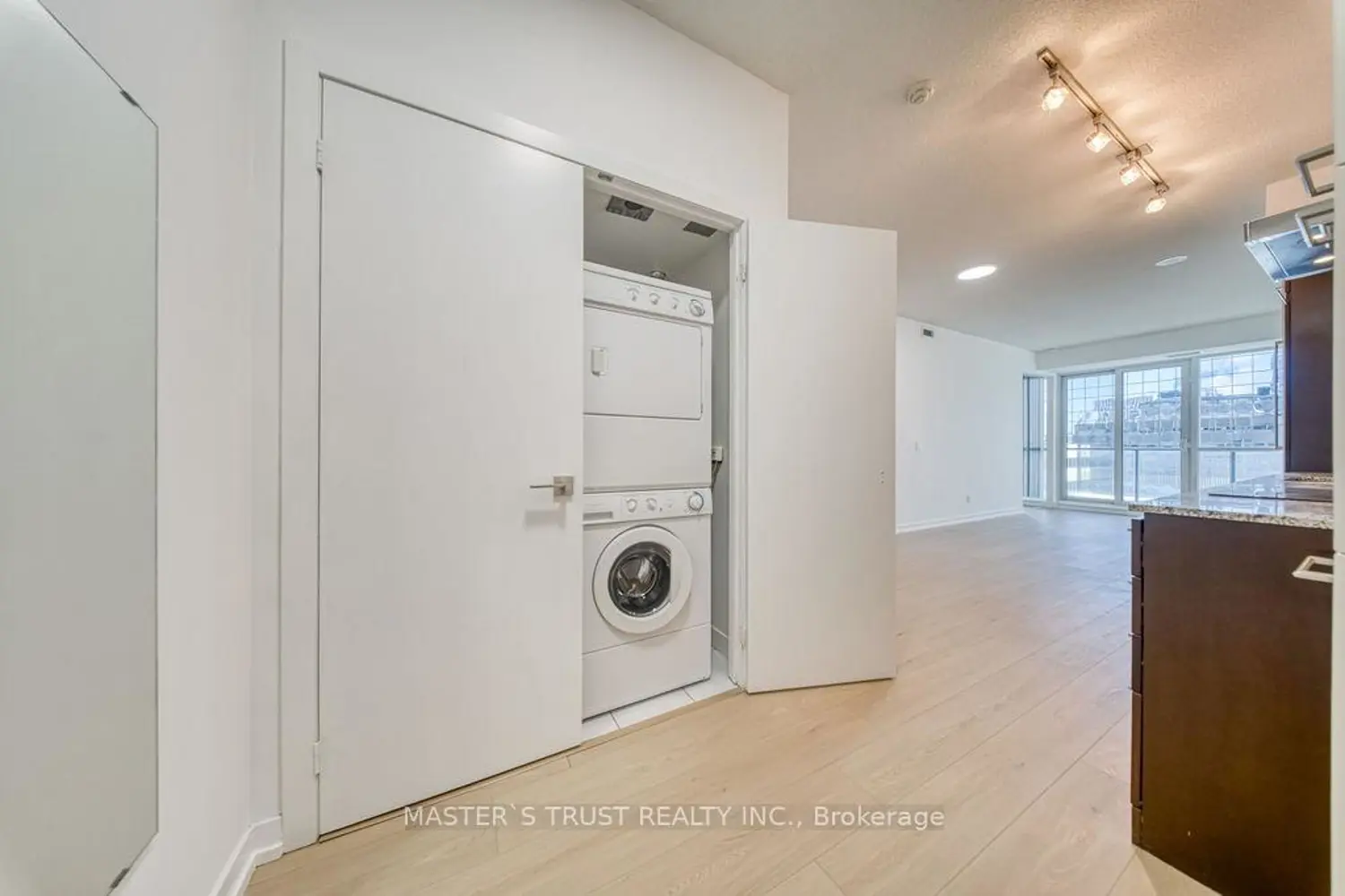 Additional image 4 of 770 Bay Street 1002