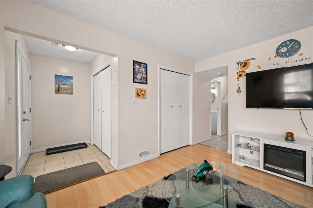 Additional image 3 of 124 Berkley Way NW, Calgary, AB, T3K 1B6