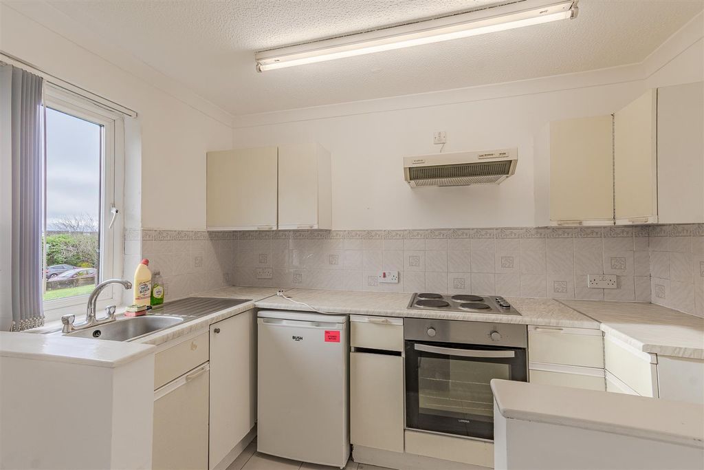 2 bed flat for salePark Road, Barry CF62 photo 5