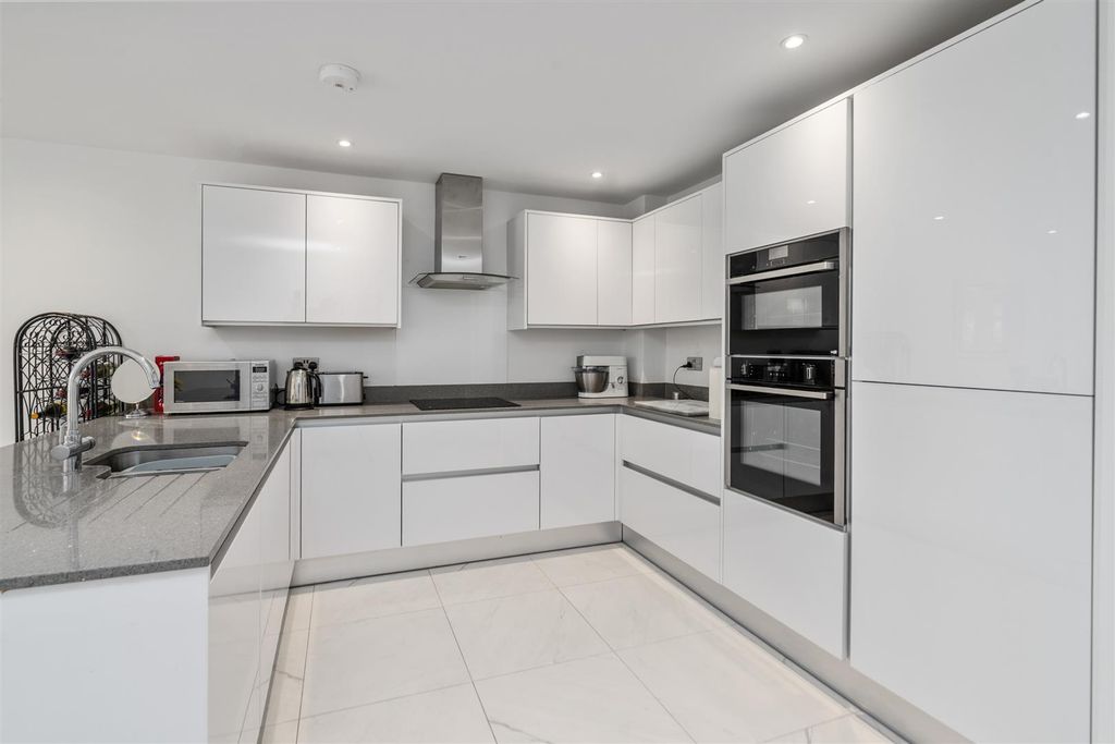 Additional image 5 of 3 bed flat for saleApartment 1 Fairway Lawns, Dovehouse Lane, Solihull B91