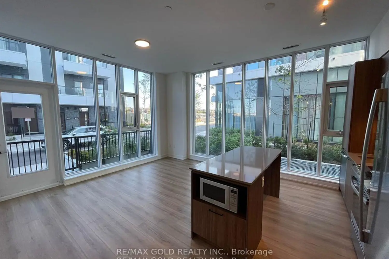 Additional image 3 of 10 Lagerfeld Drive 104