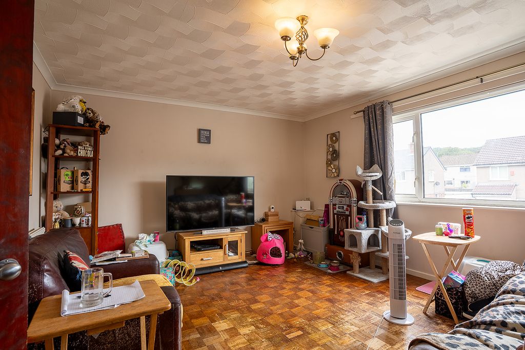 3 bed maisonette for salePorset Drive, Caerphilly CF83 photo 2