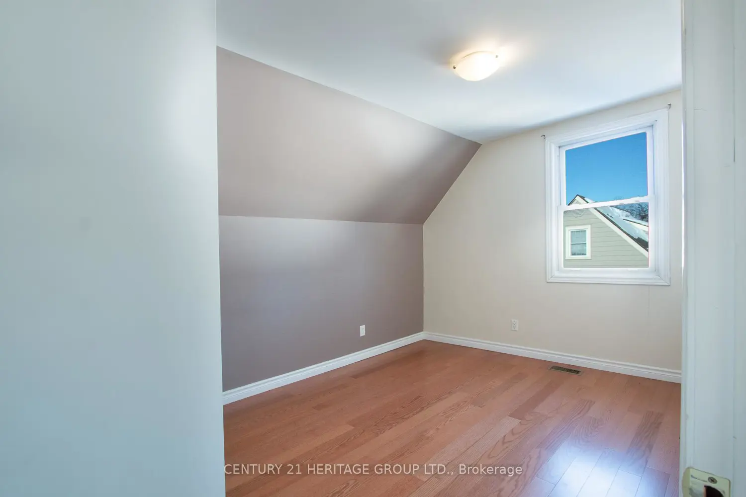 Additional image 9 of 2232 Queensway Drive