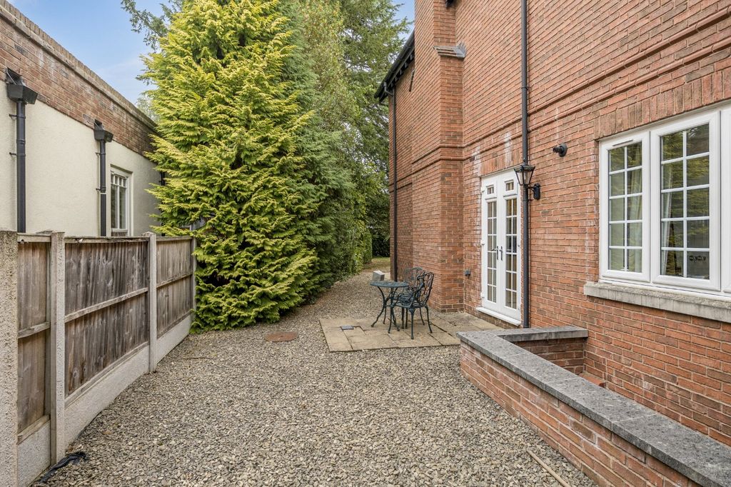 Additional image 10 of 2 bed flat for saleWarwick Road, Solihull, West Midlands B91