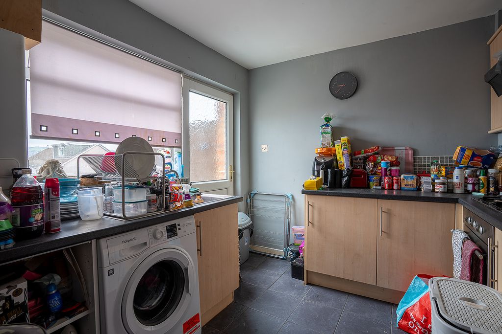 3 bed maisonette for salePorset Drive, Caerphilly CF83 photo 5