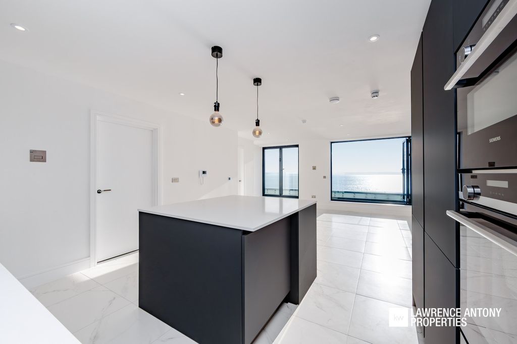 Additional image 17 of 2 bed penthouse for saleGrand Parade, Leigh-On-Sea SS9