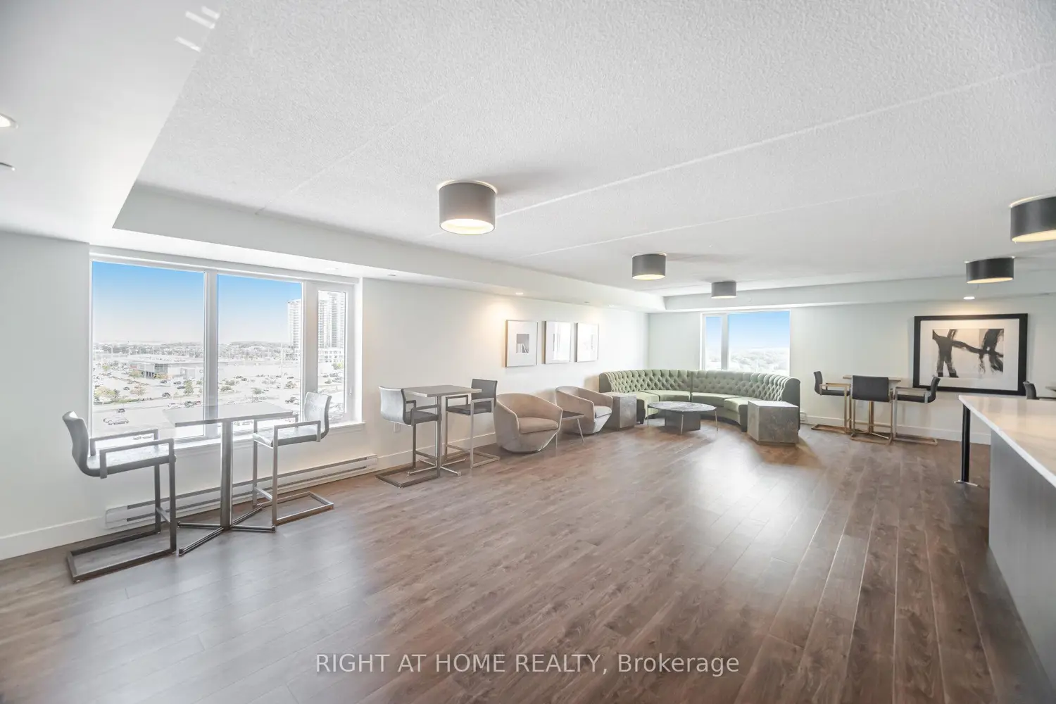 Additional image 10 of 716 Main St E 101