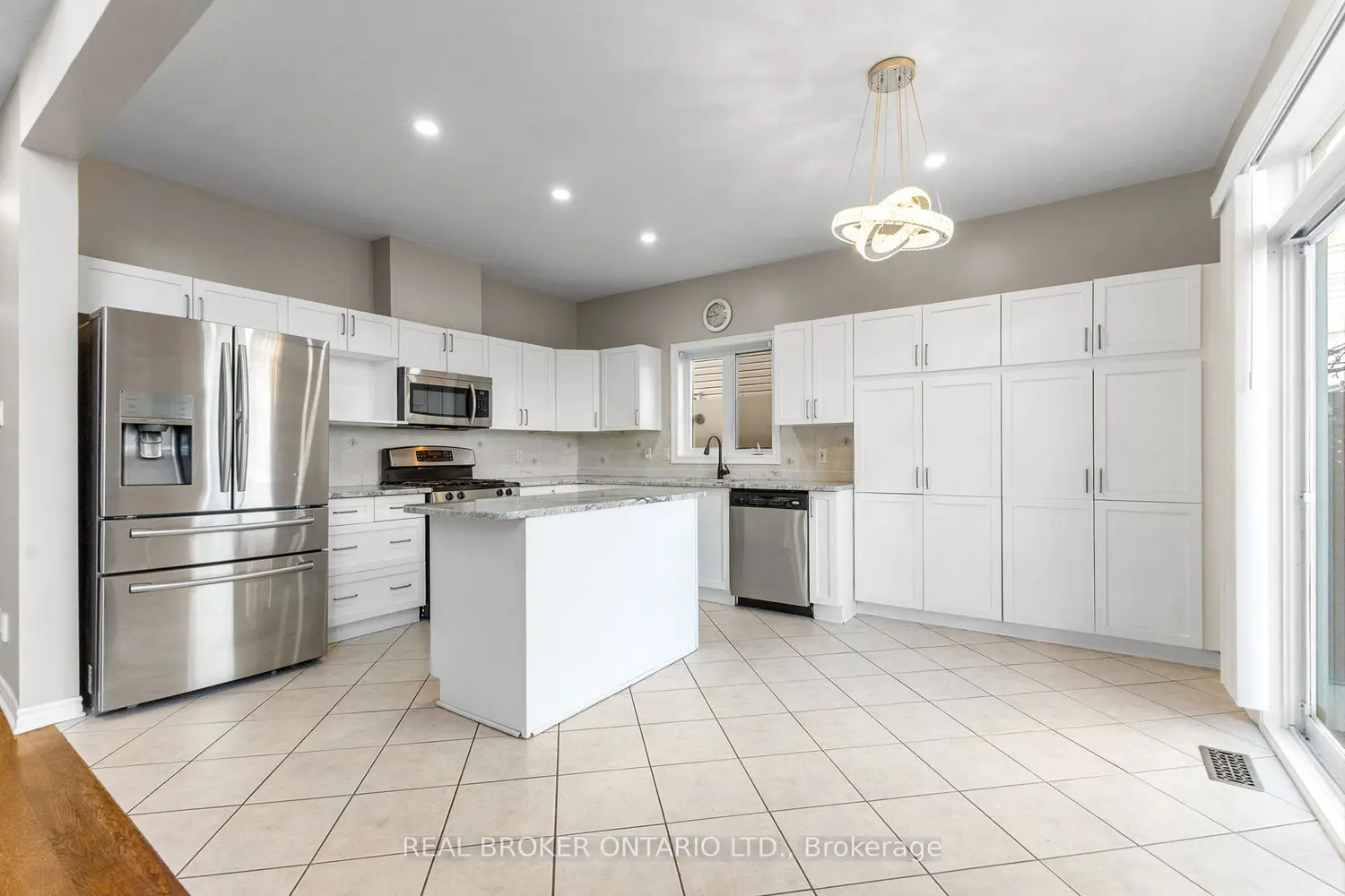 Additional image 5 of 2014 Jasper Avenue