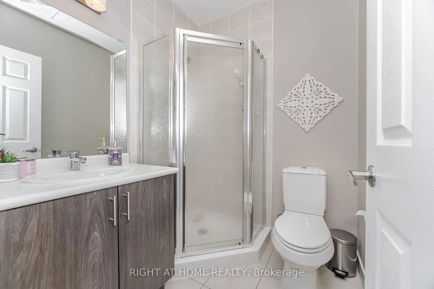 Additional image 8 of 716 Main St E 101