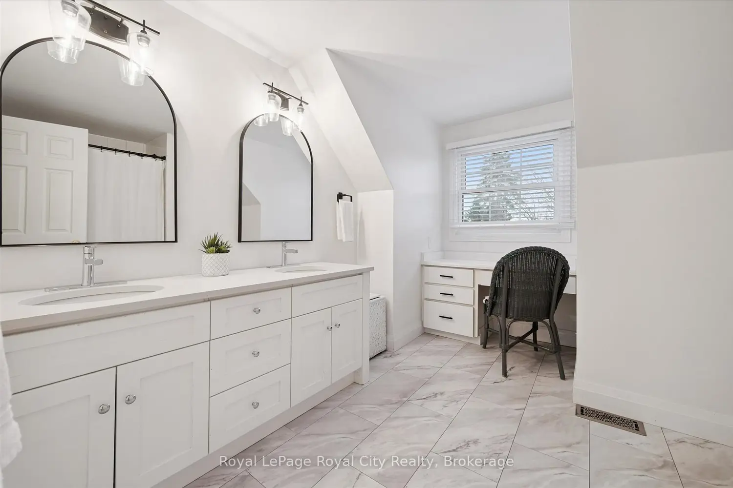 Additional image 9 of 60 Hands Drive