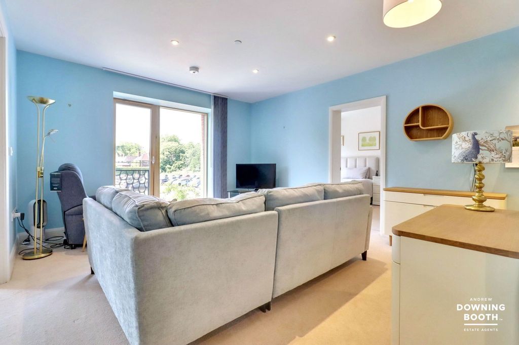 2 bed flat for saleMonks Close, Lichfield WS13 photo 4