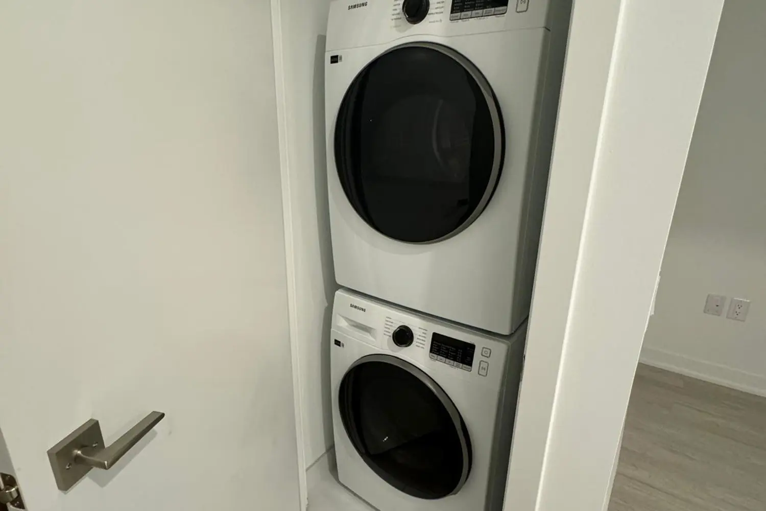 Additional image 7 of 195 Mccaul Street 411