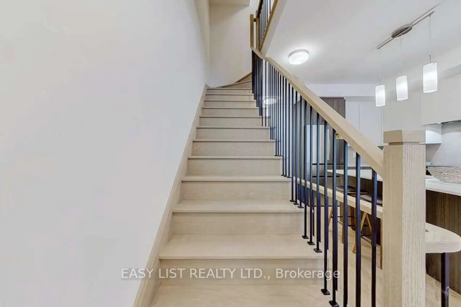 150 Alton Crescent photo 5