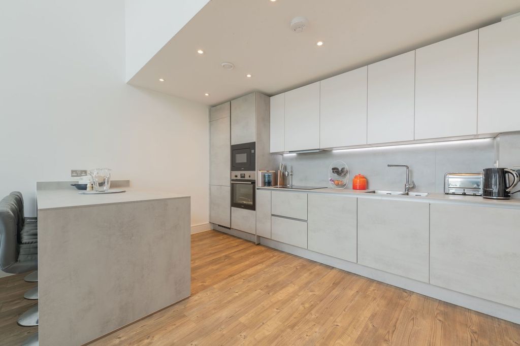 3 bed flat for salePenthouse, Elm Quay, Thomas Blake Avenue, Southampton SO14 photo 4
