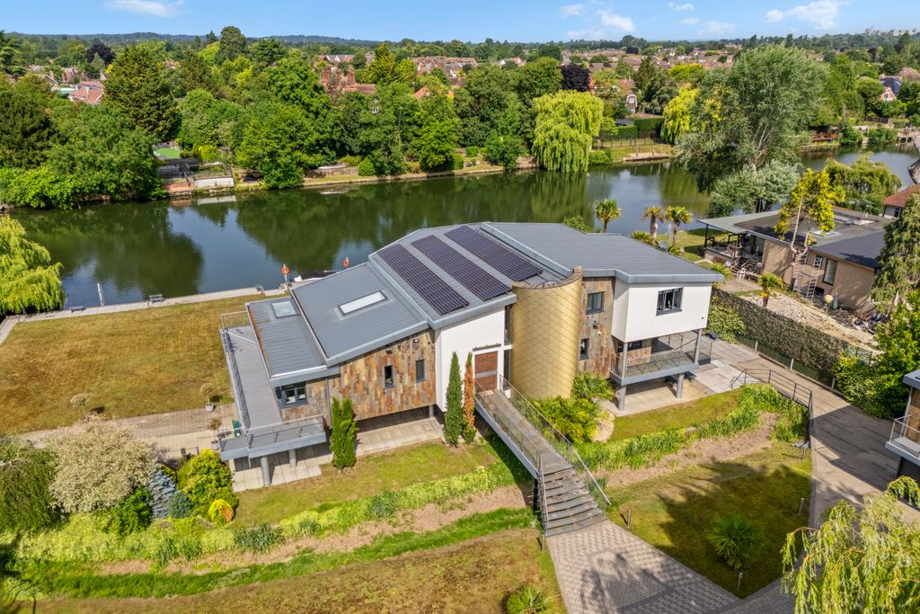 5 bed detached house for saleFriary Island, Staines TW19