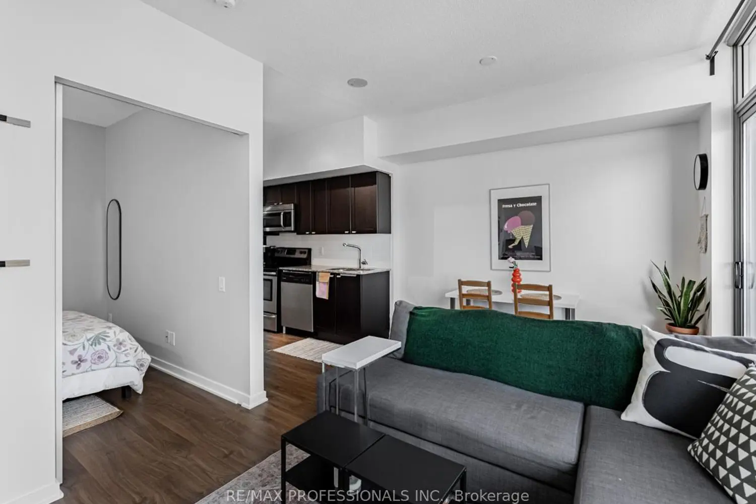 Additional image 9 of 105 The Queensway 2113