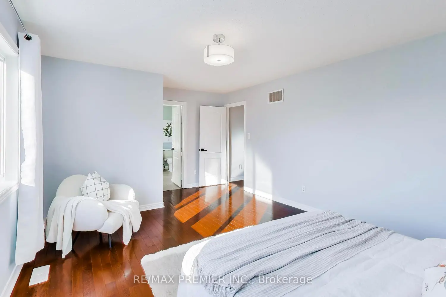 Additional image 10 of 135 Richard Coulson Crescent