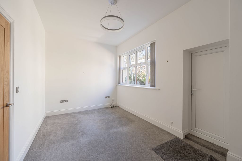 Additional image 9 of 2 bed flat for saleUndercliff Road West, Felixstowe IP11