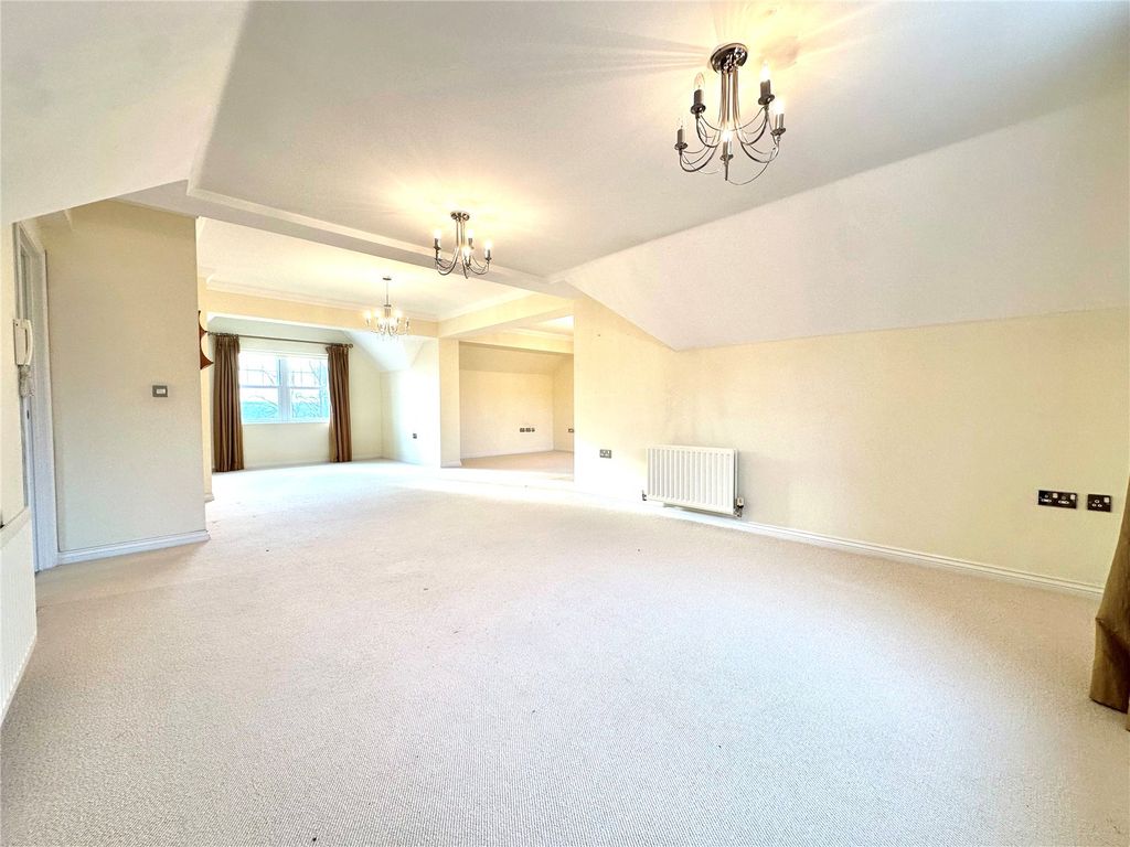 2 bed flat for saleWestlecot House, Westlecot Road, Swindon SN1 photo 3
