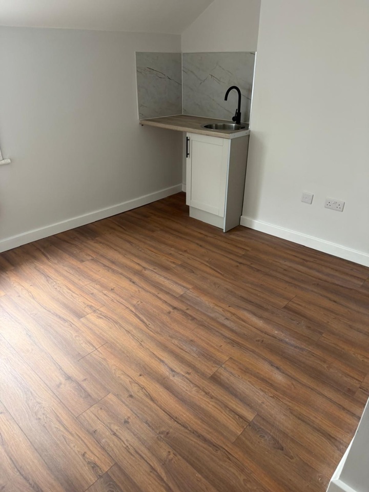 Additional image 3 of Studio Flat, Garfield Road, SW11, N1 7GU