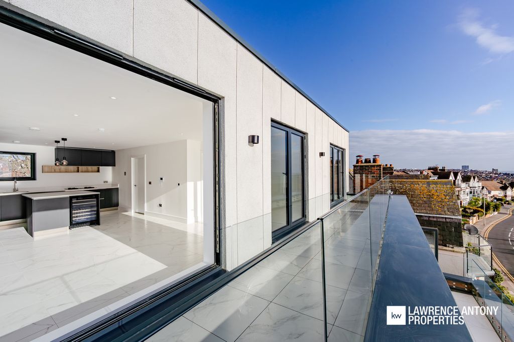 Additional image 5 of 2 bed penthouse for saleGrand Parade, Leigh-On-Sea SS9